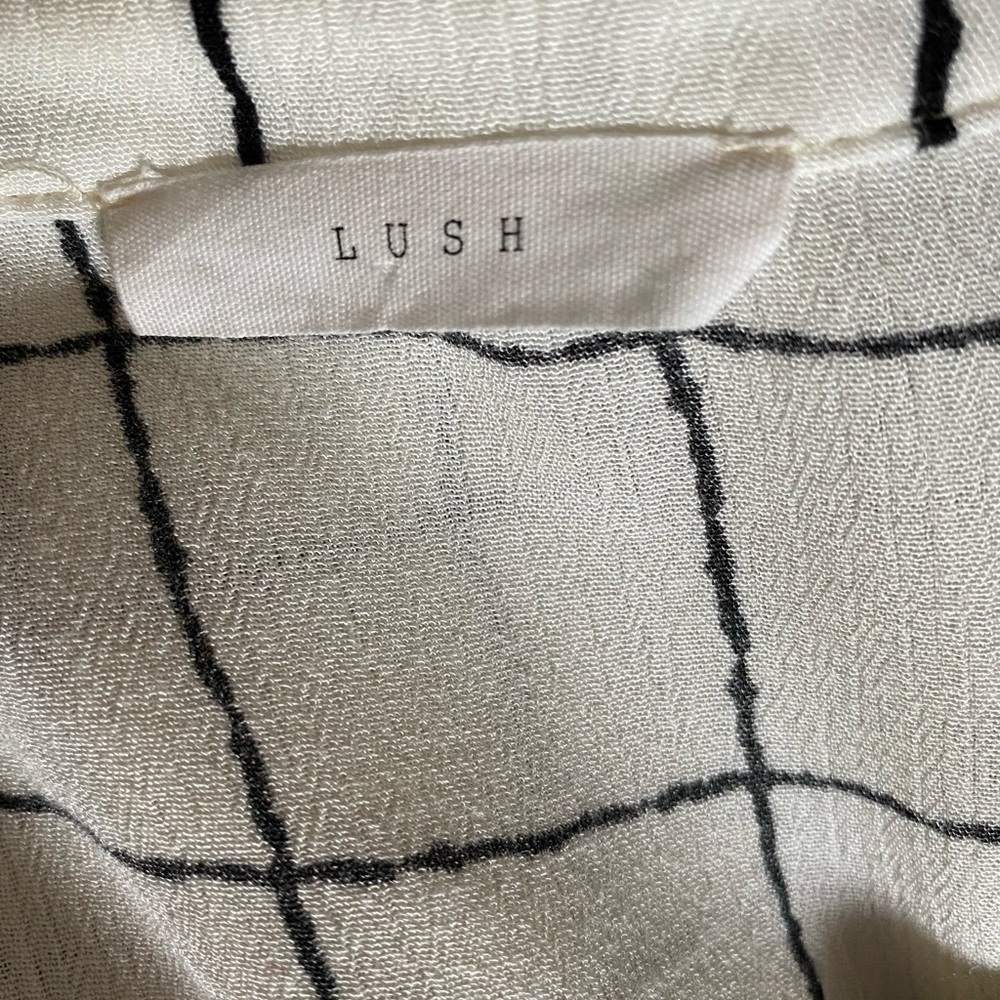 Lush white w/ black pane crinkle, long sleeve, Dropped neck 3- button size Small - Picture 6 of 8